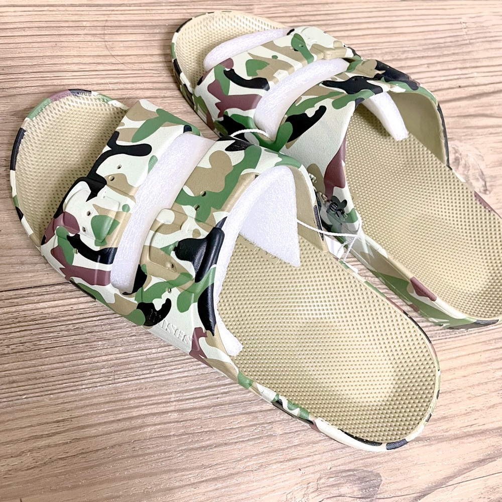 S/O Freedom Mosses slides. US7/8, Army Khaki. Fixedbuckles, Waterproof, Washable